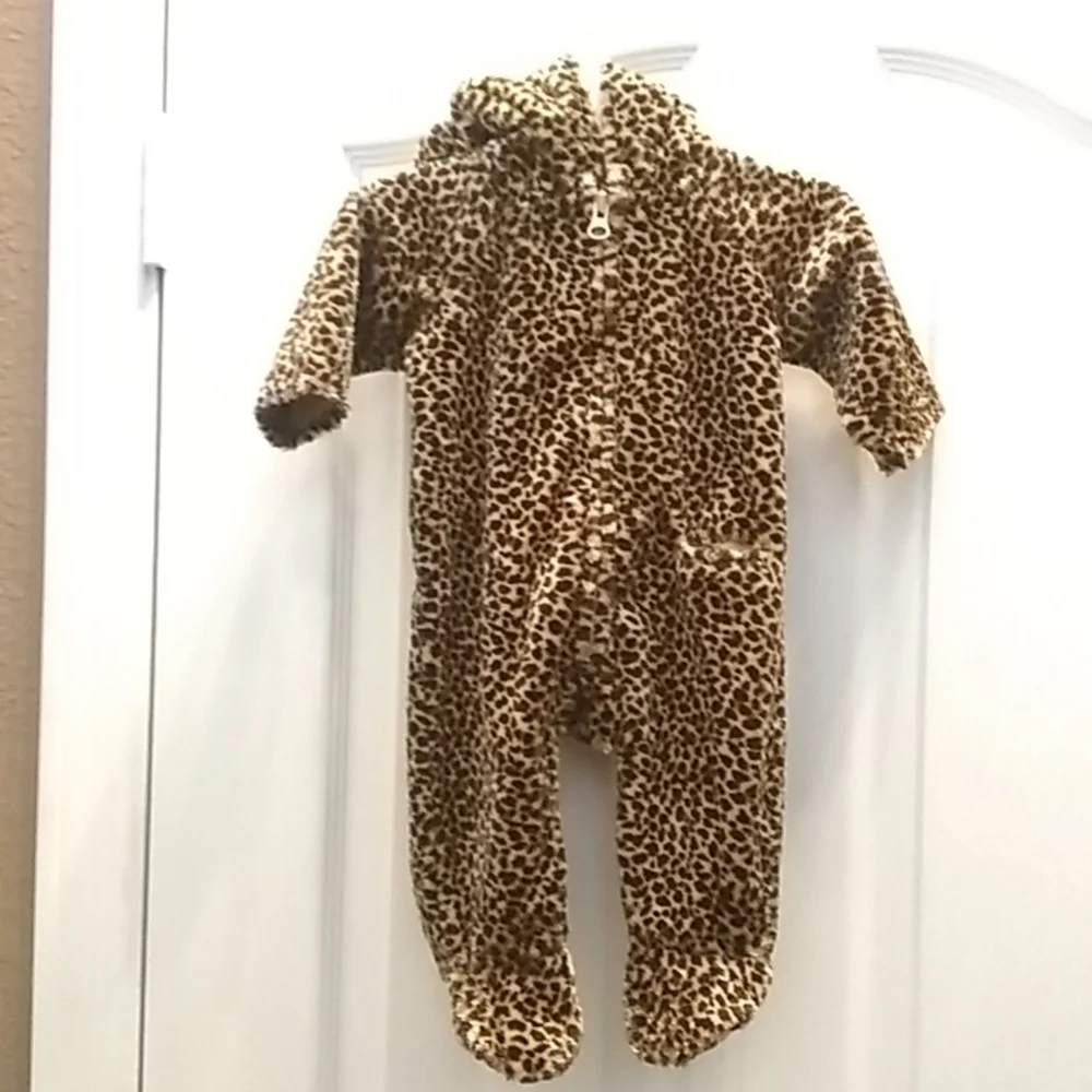 FINAL MARKDOWN Old navy hooded leopard sleeper 0-3 months